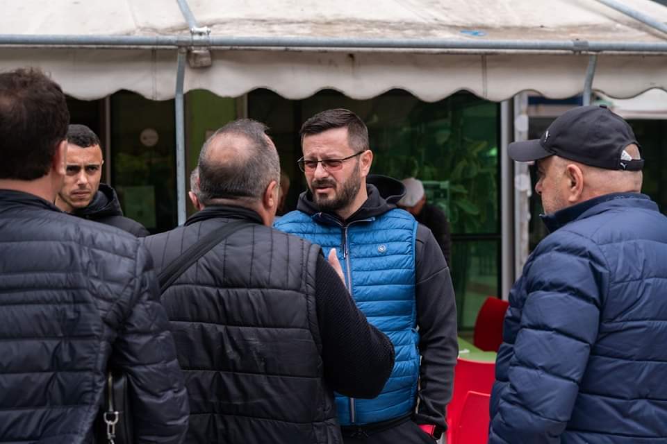 PlarentN's tweet photo. 🌹PS KASHAR - KAFE ME PENSIONISTËT MËZEZ FUSHË
Partia Socialiste dhe Erion Veliaj në 14 Maj do të kenë mbështetjen maksimale të pensionistëve për të çuar #Përpara vizionin për Tiranën.
#Komunitet #Tirana #PS #TiranaPunON #VetëmPërpara➡️ #KurrëMëMbrapa↙️ #Tirana #Kashar https://t.co/hHV7yS7hoc