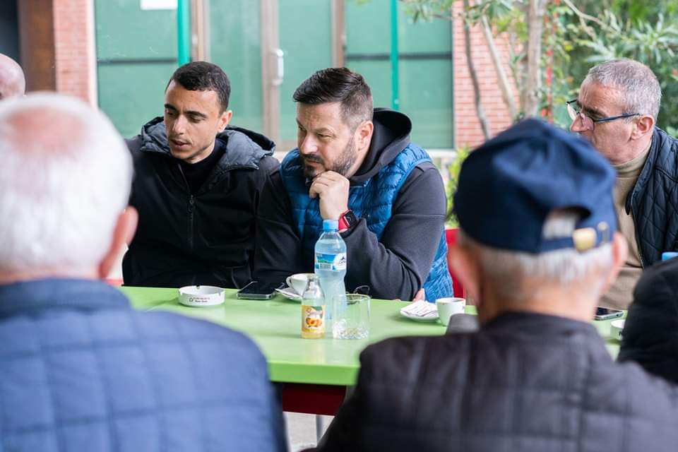 PlarentN's tweet photo. 🌹PS KASHAR - KAFE ME PENSIONISTËT MËZEZ FUSHË
Partia Socialiste dhe Erion Veliaj në 14 Maj do të kenë mbështetjen maksimale të pensionistëve për të çuar #Përpara vizionin për Tiranën.
#Komunitet #Tirana #PS #TiranaPunON #VetëmPërpara➡️ #KurrëMëMbrapa↙️ #Tirana #Kashar https://t.co/hHV7yS7hoc