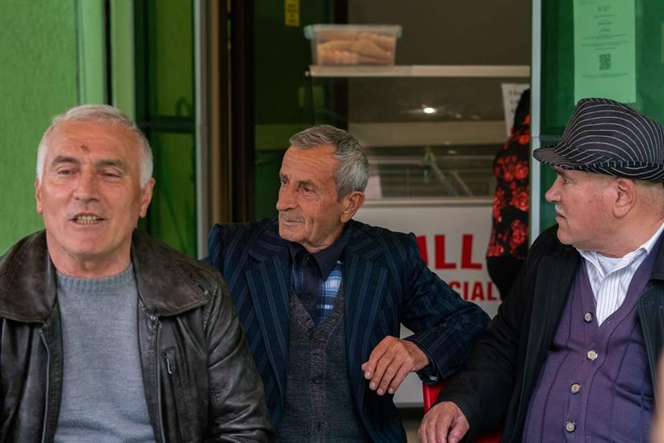 PlarentN's tweet photo. 🌹PS KASHAR - KAFE ME PENSIONISTËT MËZEZ FUSHË
Partia Socialiste dhe Erion Veliaj në 14 Maj do të kenë mbështetjen maksimale të pensionistëve për të çuar #Përpara vizionin për Tiranën.
#Komunitet #Tirana #PS #TiranaPunON #VetëmPërpara➡️ #KurrëMëMbrapa↙️ #Tirana #Kashar https://t.co/hHV7yS7hoc