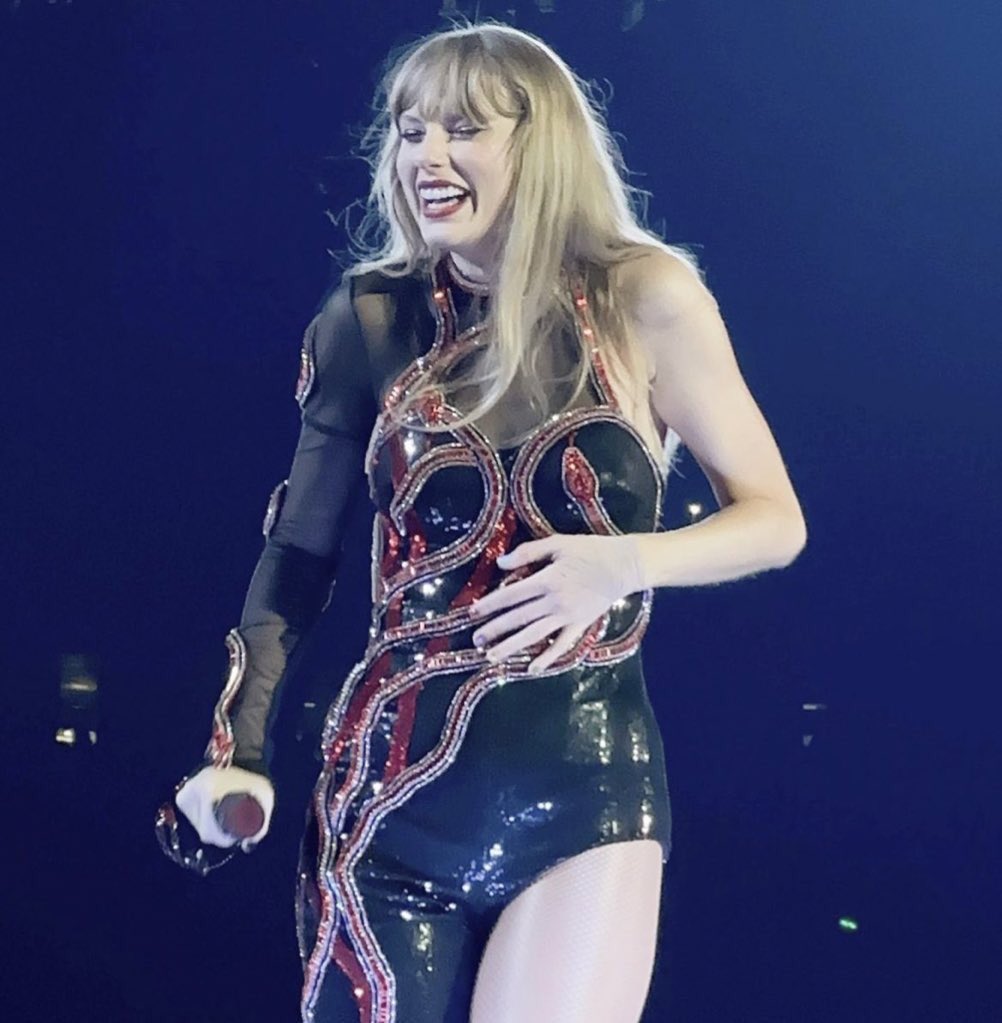 Cute pictures of taylor from the eras tour except it gets cuter with every scroll, a wholesome thread: