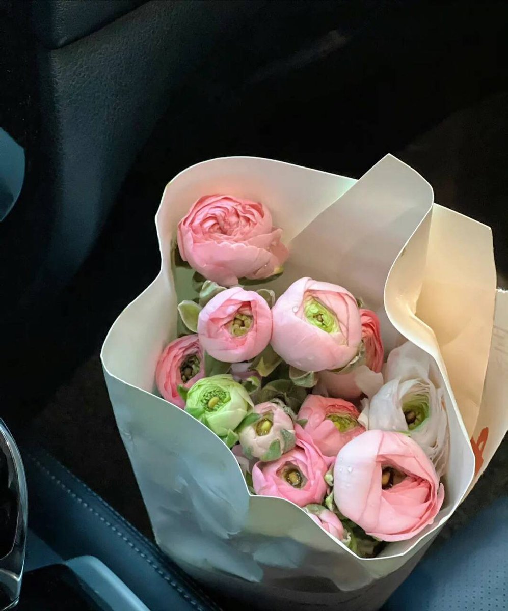 MeshooNon's tweet image. I bought it because the flowers are so beautiful and long lasting😍😍😘