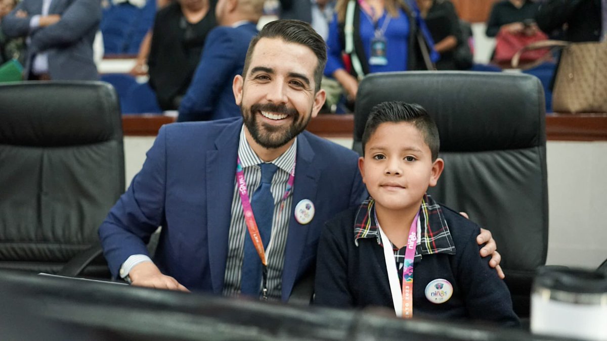 RubenGuajardoB's tweet photo. Por hoy el diputado del #Dtto2 es José Gael Astello.👦🏻✌🏻
Gael es alumno de la Primaria Rafael Nieto, en Cerritos, tiene 10 años, le gustan las matemáticas, el fútbol (pero solo si es el @realmadrid), y su caricatura favorita es Jorge el Curioso, a pesar de ser algo tímido, hoy fue un gran #diputado.
¡Felicidades Gael! 👏🏻
#ParlamentoDeLasNiñasYNiños #SLP #DíaDelNiño #DiputadoPorUnDía #MiniDiputado