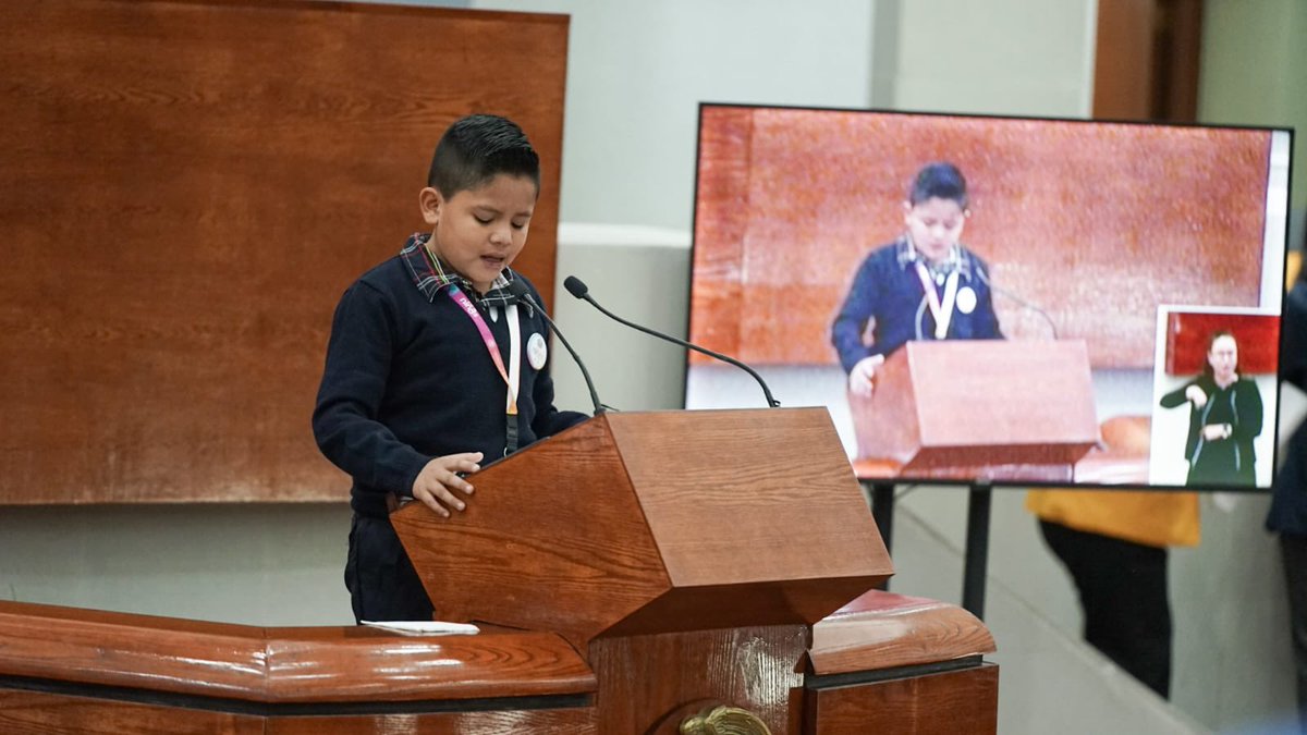 RubenGuajardoB's tweet photo. Por hoy el diputado del #Dtto2 es José Gael Astello.👦🏻✌🏻
Gael es alumno de la Primaria Rafael Nieto, en Cerritos, tiene 10 años, le gustan las matemáticas, el fútbol (pero solo si es el @realmadrid), y su caricatura favorita es Jorge el Curioso, a pesar de ser algo tímido, hoy fue un gran #diputado.
¡Felicidades Gael! 👏🏻
#ParlamentoDeLasNiñasYNiños #SLP #DíaDelNiño #DiputadoPorUnDía #MiniDiputado