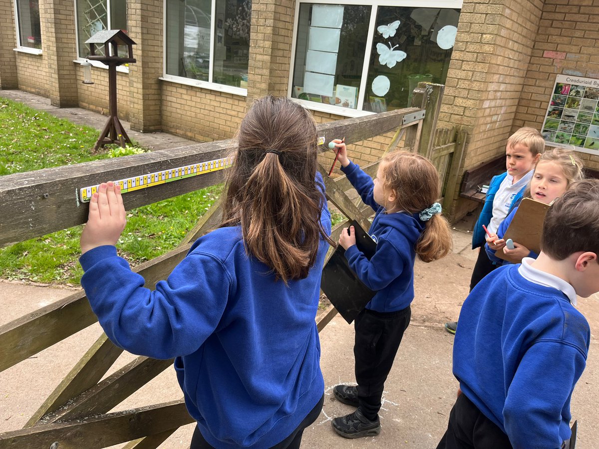 gilwern_school's tweet photo. Enjoying fresh air and teamwork using our beautiful school grounds to estimate and measure in metres - well done #GilwernYear2 #walesoutdoorlearningweek @_OLW_ #mathsnumeracy https://t.co/wKmPzmVDgm