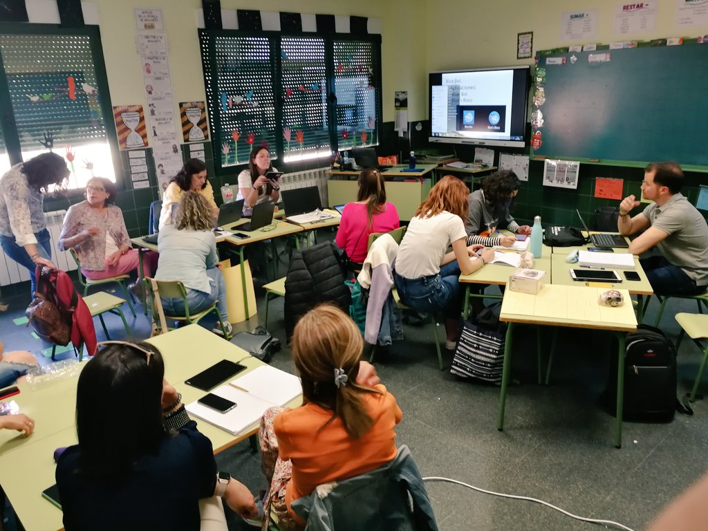 Okysonia's tweet photo. Última tarde de formación con el equipo docente del CRA Via de la Plata. Ampliamos los contenidos del curso de Robótica aplicada al aula con @Scratch, @BlueBot y @LEGO_Education Spike. @cfiebenavente @educacyl https://t.co/TdhTxeXjnh