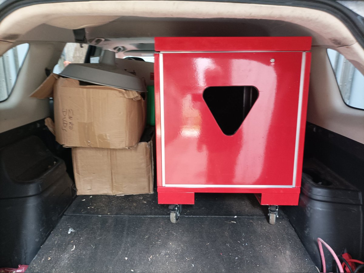 SimplyPaul's tweet photo. I think I'm going to take my bed apart...
#MovingOutMovingOn day 4 had a few frustrations but I'm feeling positive about tomorrow. In theory I've a water meter in that hole 😐 https://t.co/YiVLU6z4qM