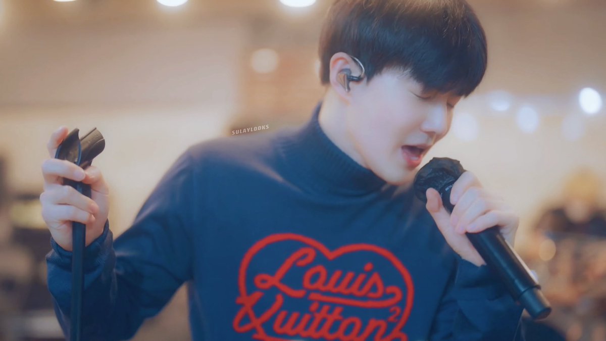 sulaylooks's tweet photo. Prettiest bun 🥺 #suho ♡♡♡ https://t.co/JYLgA2cHzH