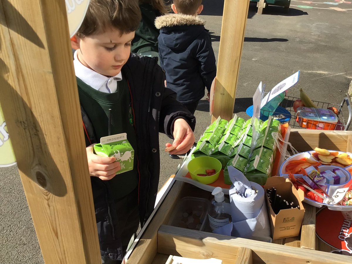 stasaphvp's tweet photo. ๐s had to buy our own snack and milk from the farm shop ๐ We read the price tag, found the right money and paid the shop keeper. We used 1p, 2p and 5p coins ๐ช #VPEC #VPAC @_OLW_ https://t.co/6ReZdq008I