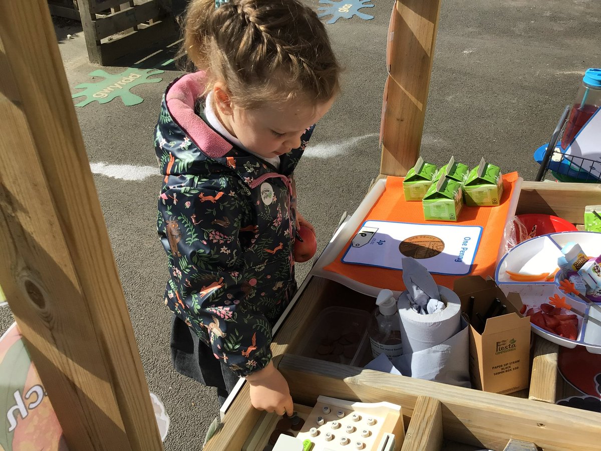 stasaphvp's tweet photo. ๐s had to buy our own snack and milk from the farm shop ๐ We read the price tag, found the right money and paid the shop keeper. We used 1p, 2p and 5p coins ๐ช #VPEC #VPAC @_OLW_ https://t.co/6ReZdq008I