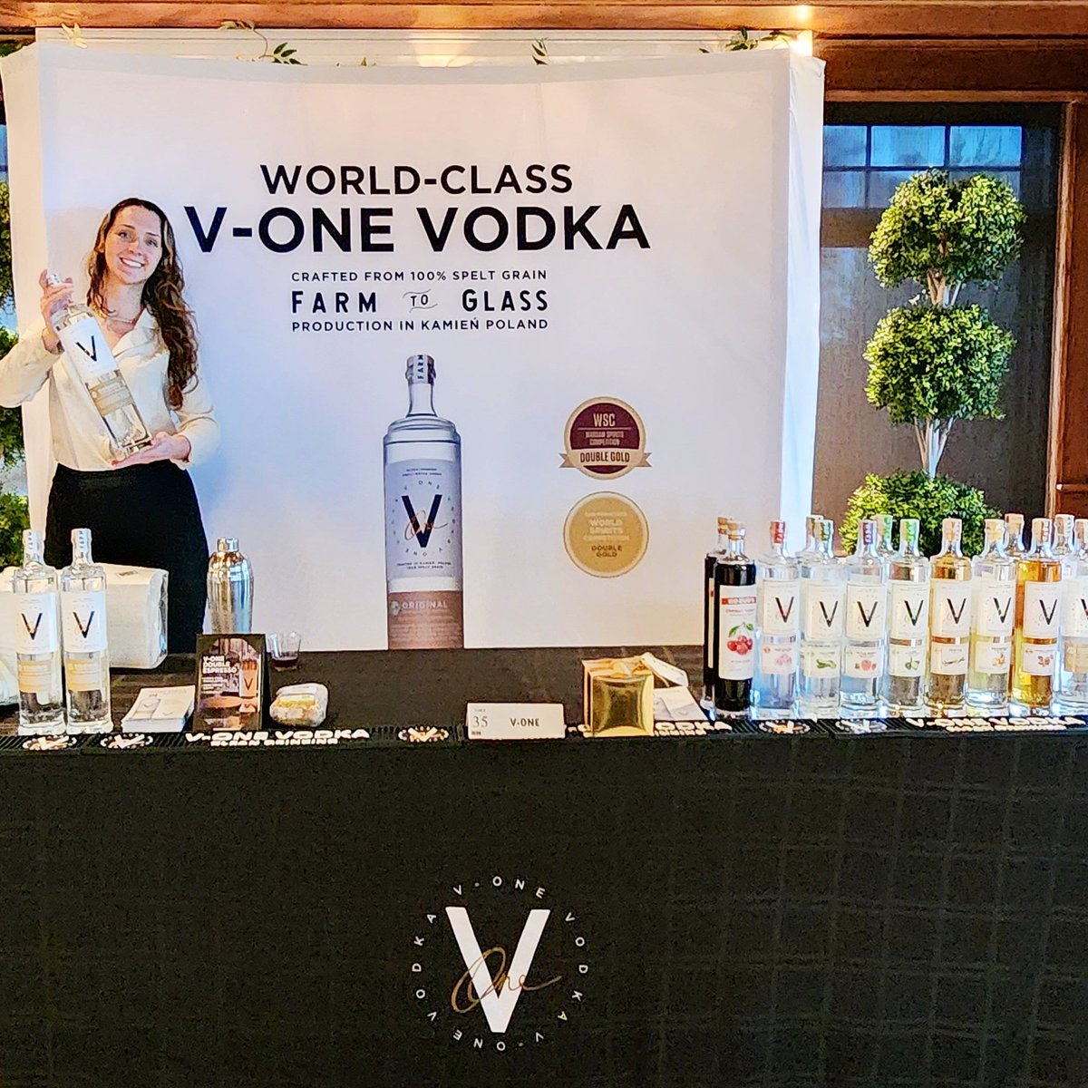V1Vodka's tweet photo. We love getting out &amp; tasting people on our #cleandrinking @vodka. Cheers &amp; Na zdrowie! https://t.co/Qu5GrpGNwN