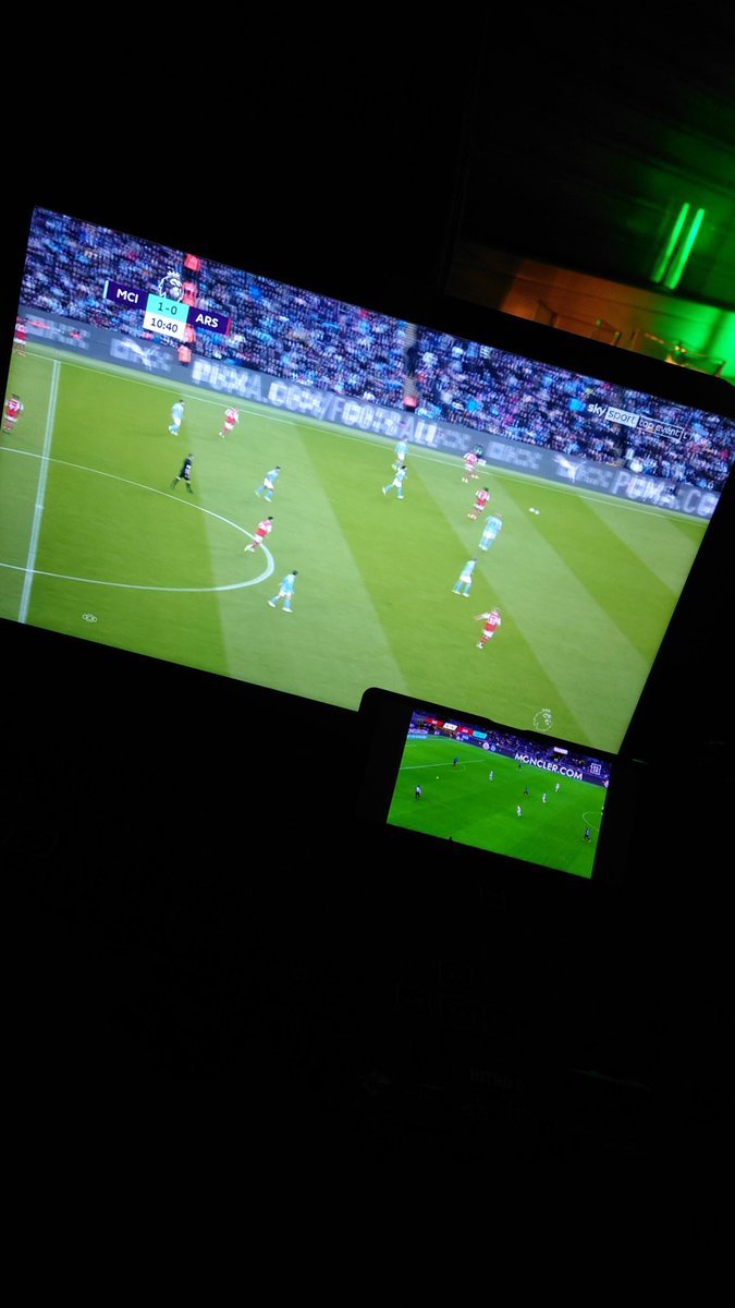 mareike_gue's tweet image. Wenn du dich nicht entscheiden kannst, welches Spiel du gucken möchtest 😅 #MCIARS #INTJUV