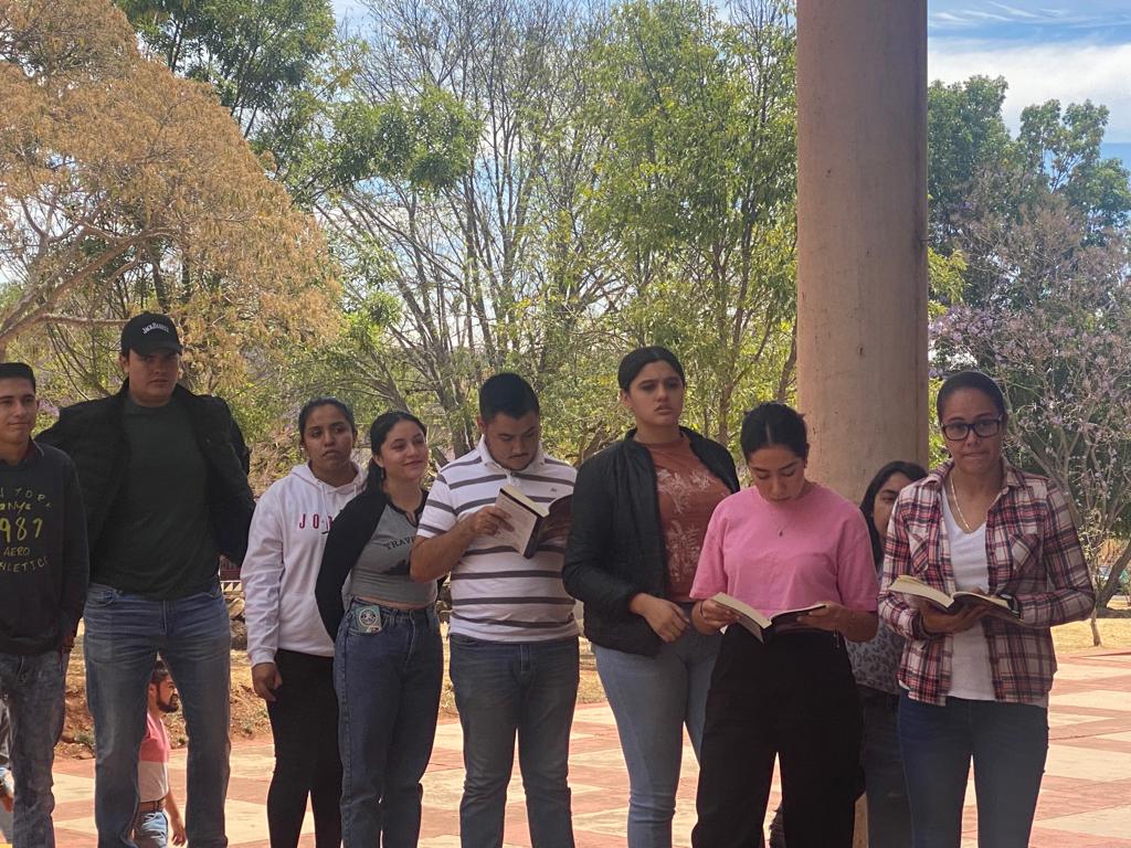 BibliotecasUdg's tweet photo. En el marco del #DíaInternacionalDelLibro, la @BiblioCUALTOS participó en la lectura "Los Recuerdos del Porvenir" de Elena Garro. 📖📚🤝

#RedDeCírculosDeLectura #SiUBiUDG #Guadalajaracapitalmundialdellibro #bibliotecas https://t.co/UU3Q0EtjkC