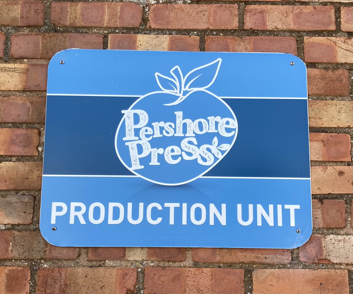 SevenTreesCider's tweet photo. Exciting times.
The 2022 Vintage of our Reading Press cider going into bottle.
#rdguk #readingcider #berkshirecider #tilehurst #craftcider #notfromconcentrate #fulljuice https://t.co/rZCl1zB5vv