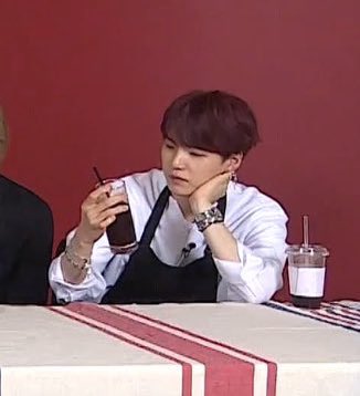 jiminskywalkers's tweet photo. CONTAS QUE EU VI QUE VÃO TRASMITIR A RECEITA DO BOLO DE TANGERINA ÀS 21H 🐱🍊 https://t.co/IkbW97nw6F