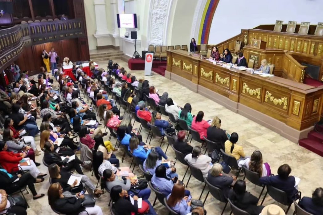 MinMujerVe's tweet photo. 🇻🇪 Ministra del Poder Popular para la Mujer y la Igualdad de Género, Diva Guzmán hizo presencia en el primer encuentro nacional de la Red Bolivariana de Mujeres Parlamentarias, desde el Hemiciclo Protocolar del Palacio Federal Legistalivo. https://t.co/7v4ZURNBRo
