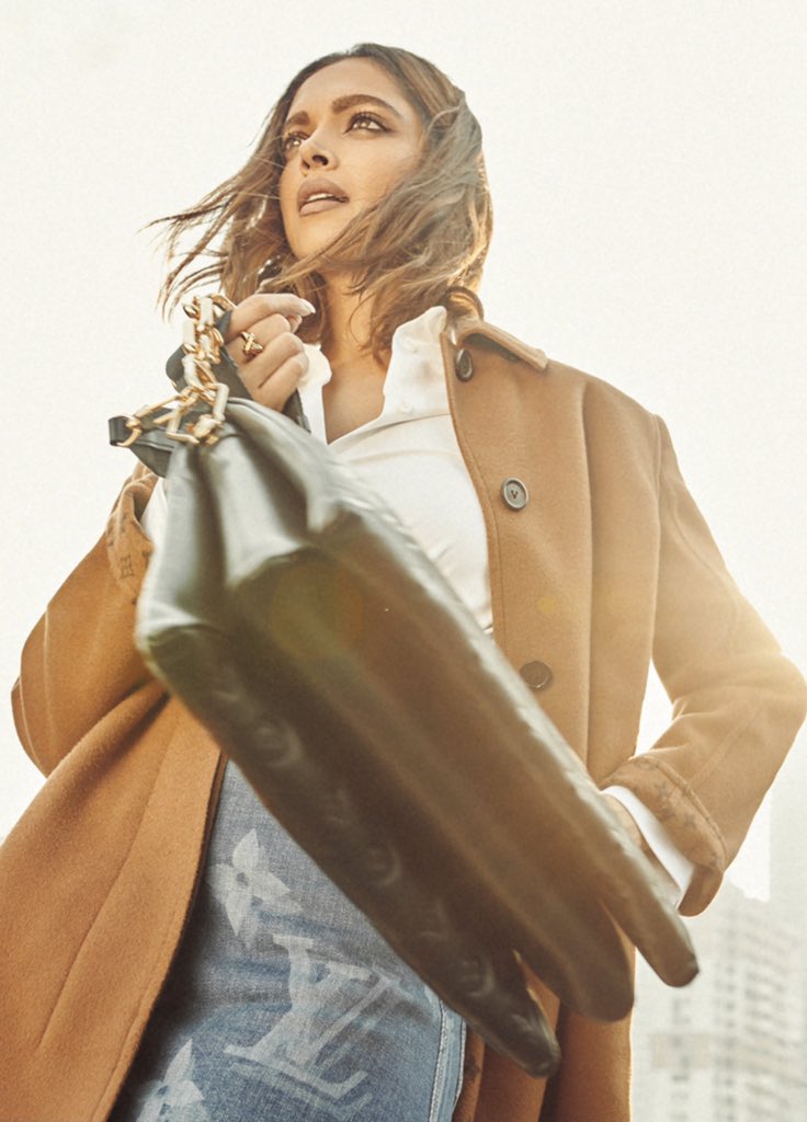 CrazyBollywood2's tweet photo. Introducing #Coussin!

The newest bag from the Louis Vuitton Spring Summer Collection!

@LouisVuitton 
 #LVCoussin https://t.co/w5sm9aWdzN