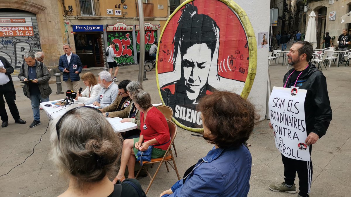 Avui alguns veïns de la plaça Masadas hem estat presents a la Plaça George Orwell per donar suport a la manifestació contra el soroll a Barcelona, que és el mal de molts barcelonins i barcelonines. Junts tindrem més força!!!