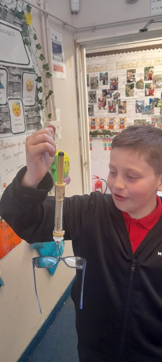 CraigfelenP's tweet photo. #cfp55 have been busy learning about gravity and using Newton meters. #cfpsci https://t.co/E1jJx2r0L6