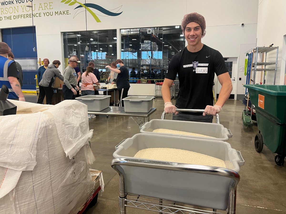 Another successful morning of volunteering at Second Harvest Heartland! Thanks for having us, @2harvest 🌾 #RollToms | #FidesInFratrem