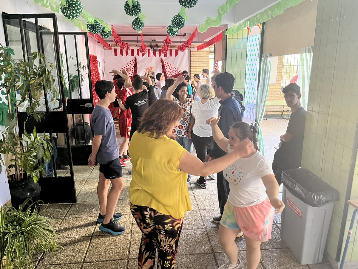 iescantillana's tweet photo. "A bailar, a bailar"
El alumnado de 2°ESO, de forma amena y partiendo de su entorno, desarrollan habilidades de ritmo, coordinación  e higiene postural en los talleres de sevillanas organizados por el Departamento de Educación Física para la Semana Cultural de nuestro centro. https://t.co/UUGXdGb8nF