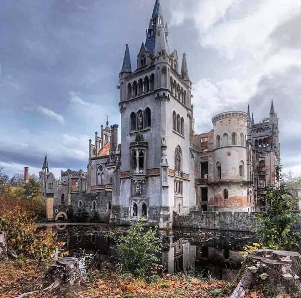 unfoundhouse's tweet photo. Abandoned palace in Kopice, Poland… https://t.co/FfHOPsTZP6
