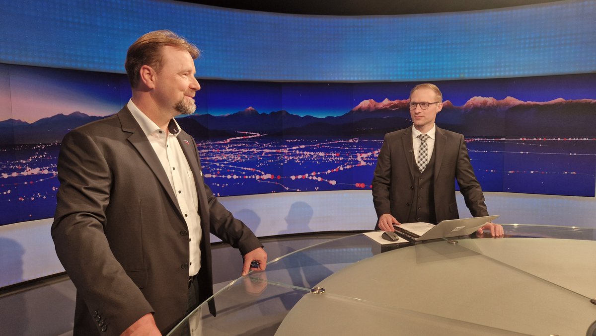 JozeMozina's tweet photo. Nocoj v @TVOdmevi o zmedi s 27.aprilom kot dnevom upora, pa o poklonu ministrice @AstaVrecko KPS, najbolj krvoločni grupaciji v zg. Slovencev. Jutri o tem še z @MatijaOgrin ob 8h na @RadioOgnjisce. Vabljeni k ogledu in poslušanju. Če bomo sprejeli zg. dejstva bo vsem lažje živeti https://t.co/x3ZSorvMHH