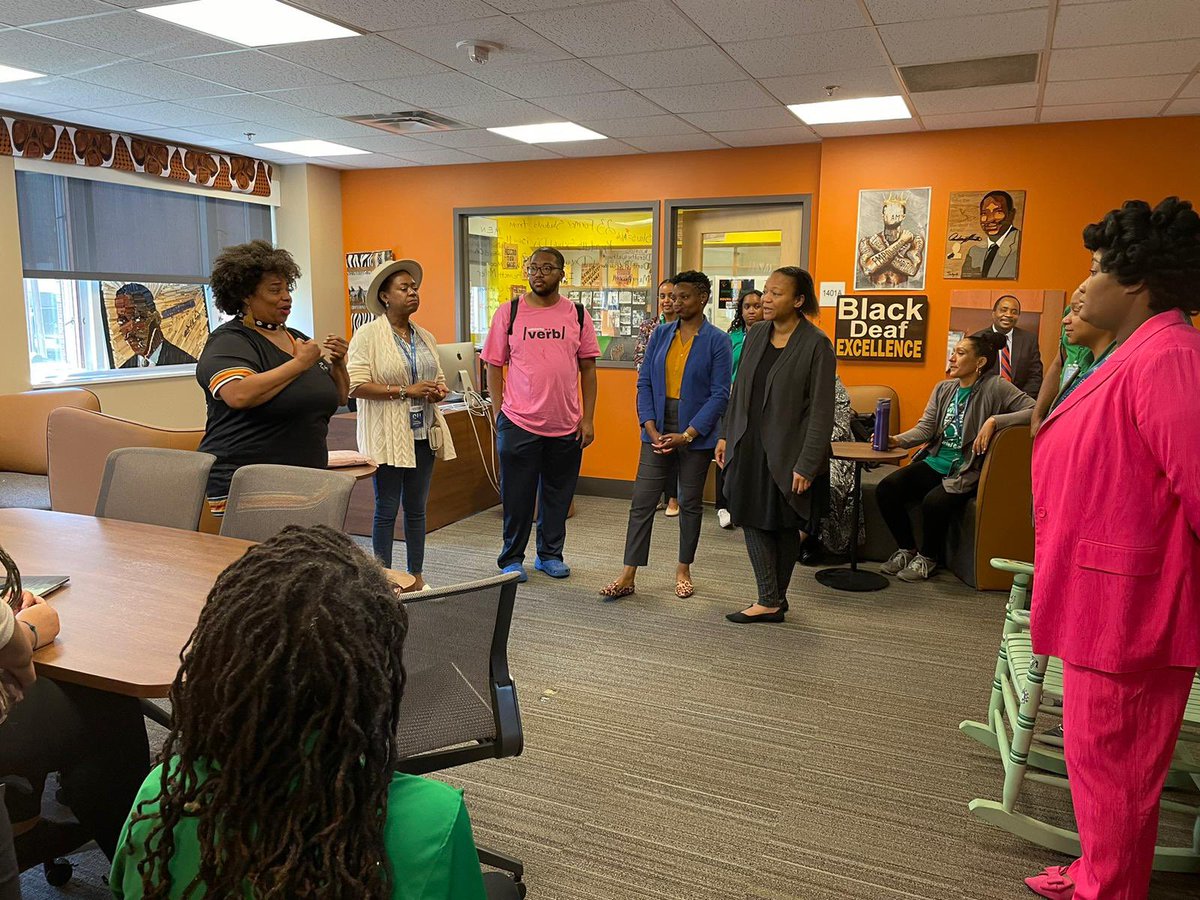 MOAA_DC's tweet photo. This morning, #TeamMOAA joined @DCMODDHH, @MOCCADC and @GallaudetU’s Center for Black Deaf Studies to learn about assistive technology and resources for community members experiencing hearing loss.
#DeafHistoryMonth #DCValues https://t.co/pUCmBsaA2K