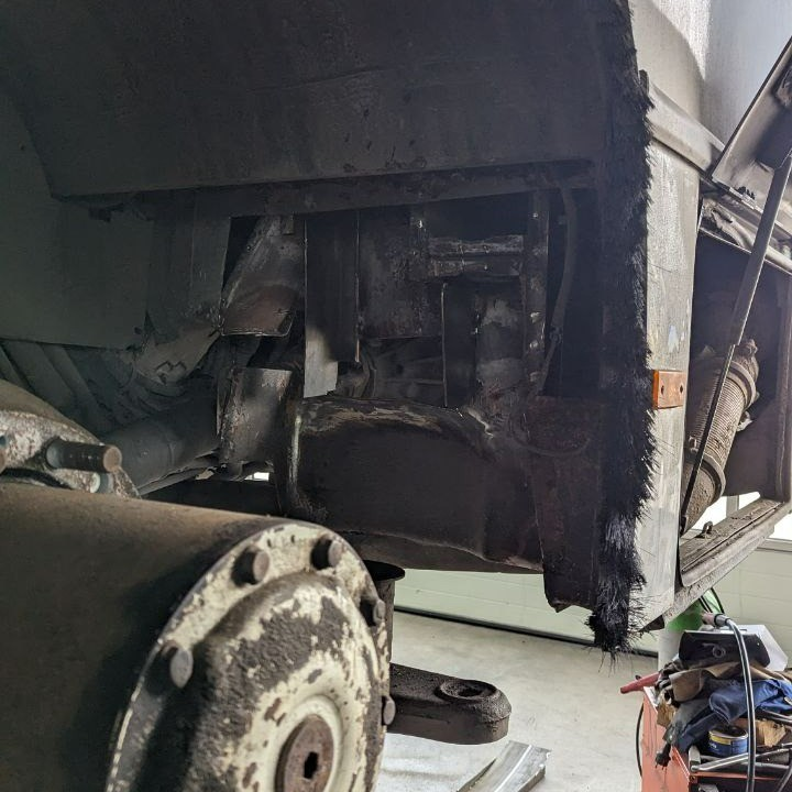 _OSI4_'s tweet image. Mal ein Einblick in Dinge, die eher im Hintergrund ablaufen.

Die Federbalgaufnahme einer unserer Busse war geschwächt. Aufgrund des Alters gab es auch keinen passenden Ersatz.

Entsprechend wurde eine neuere Aufnahme angepasst, eingeschweißt und rundherum "klar Schiff" gemacht