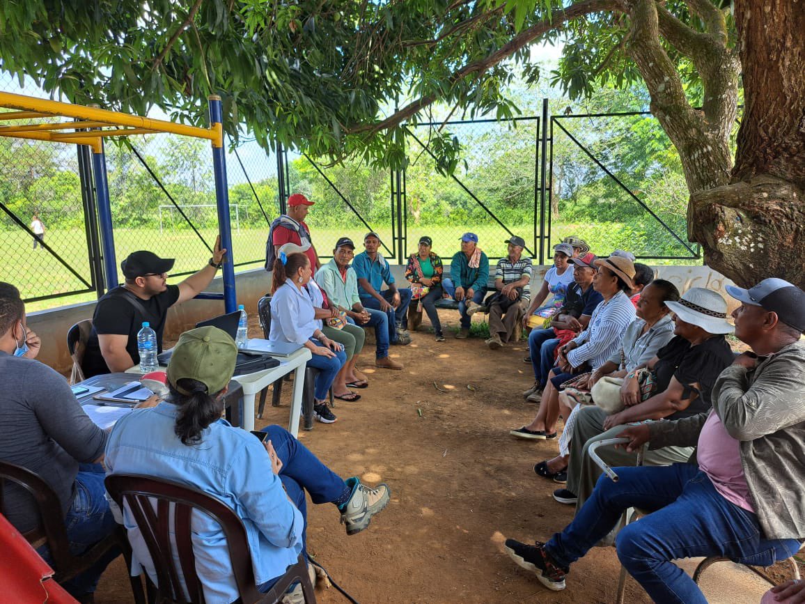 URestitucion's tweet photo. En #Nechí, Bajo Cauca antioqueño, realizamos junto a @MAPPOEA y #ColombiaTransforma de @USAID_Colombia, una jornada comunitaria en la que se brindó atención y orientación sobre trámites administrativos, judiciales y posfallo en procesos de restitución de tierras. https://t.co/uG4knOgEZv