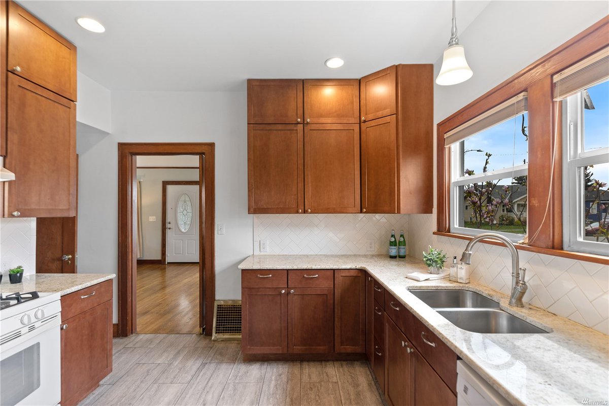 RESolutionsGrp's tweet photo. 💥 JUST LISTED in Everett 💥
💲 $600,000
🏡 1905 sq. ft. Home
💥 Finished garage w/bathroom &amp; workspace (potential ADU)
👉 More details: https://t.co/1OQDNhOEdy
See more homes available in Everett here: https://t.co/41WHvxpT13
#realestate #sellersagent #househunting #everettwa https://t.co/vszVKIYgSX