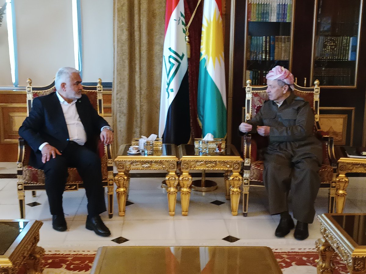batuhancolak33's tweet photo. Daha da enteresanı PKK kaynaklarına dayandırılarak olay "Misilleme olarak adlandırılıyor.
Peki bunu yapan kim?
Peşmerge başı Barzani'nin kanalı Rudaw...
Peki Barzani ile bugün Türk Bayrağının alınmadığı toplantıda kim görüştü?
HÜDA Par Genel Başkanı Zekeriya Yapıcıoğlu.
Acaba Yapıcıoğlu, Barzani'ye PKK'nın ağzıyla haber yapılmaması için ricada bulunmuş mudur?
İmkansız.