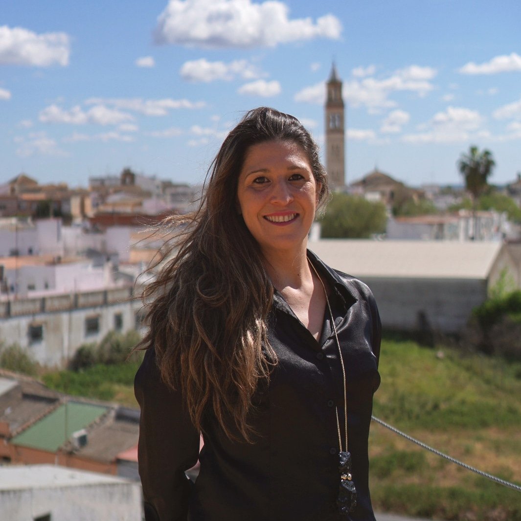 Compromiso_Lora's tweet photo. Hoy presentamos a Carolina Milán Melich, 38 años.

👉🏼 Empresaria y madre trabajadora.

"Hay que priorizar el ocio para nuestros jóvenes, fomentando actividades para que no tengan que salir constantemente de nuestro pueblo" Carolina Milán. 

#CompromisoconLora 
#CcL https://t.co/PrkAHkTle2