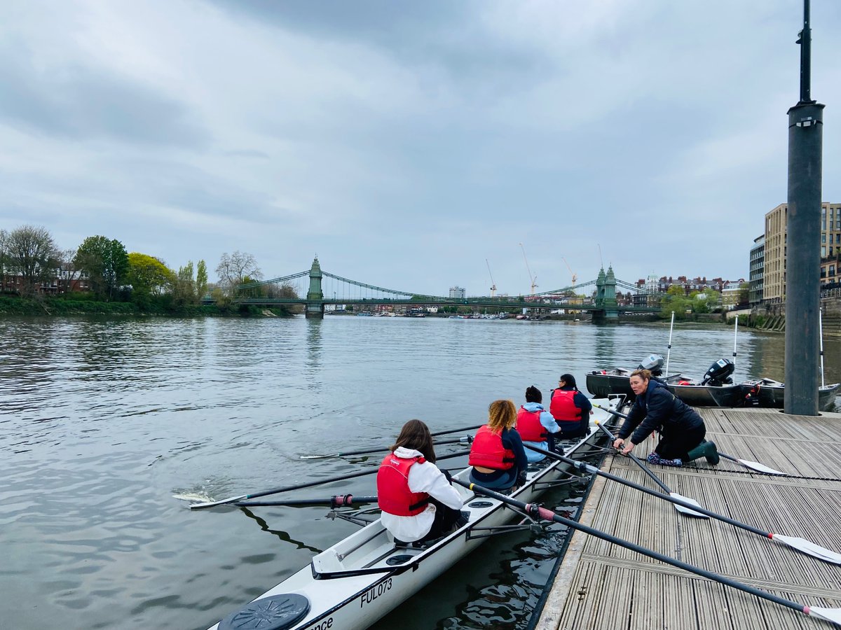 SHHSHammersmith's tweet photo. Great to see a new group of Year 9s starting the Learn to Row course today @FulhamReachBC!! #shhsrowing #teamwork #rowingforeveryone https://t.co/Ge9kIukroT