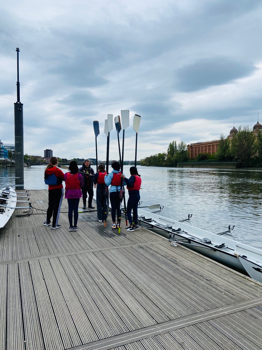 SHHSHammersmith's tweet photo. Great to see a new group of Year 9s starting the Learn to Row course today @FulhamReachBC!! #shhsrowing #teamwork #rowingforeveryone https://t.co/Ge9kIukroT