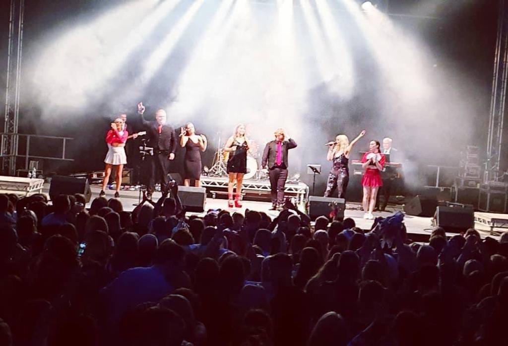 THEKINDREDSOULS's tweet photo. WE’RE GONNA TAKE YOU BACK! WAAAAAY BACK. BACK TO THE 90’s &amp; 00’s.
Saturday July 22nd 2023
18:00pm
Trentham Gardens, Staffordshire. Tickets on sale NOW:👇🏻

https://t.co/gOLL8OTAoc

#trenthamgardens #trenthamsummerconcerts2023
#thekindredsouls 
#livemusic https://t.co/ZiLDKrNyqx