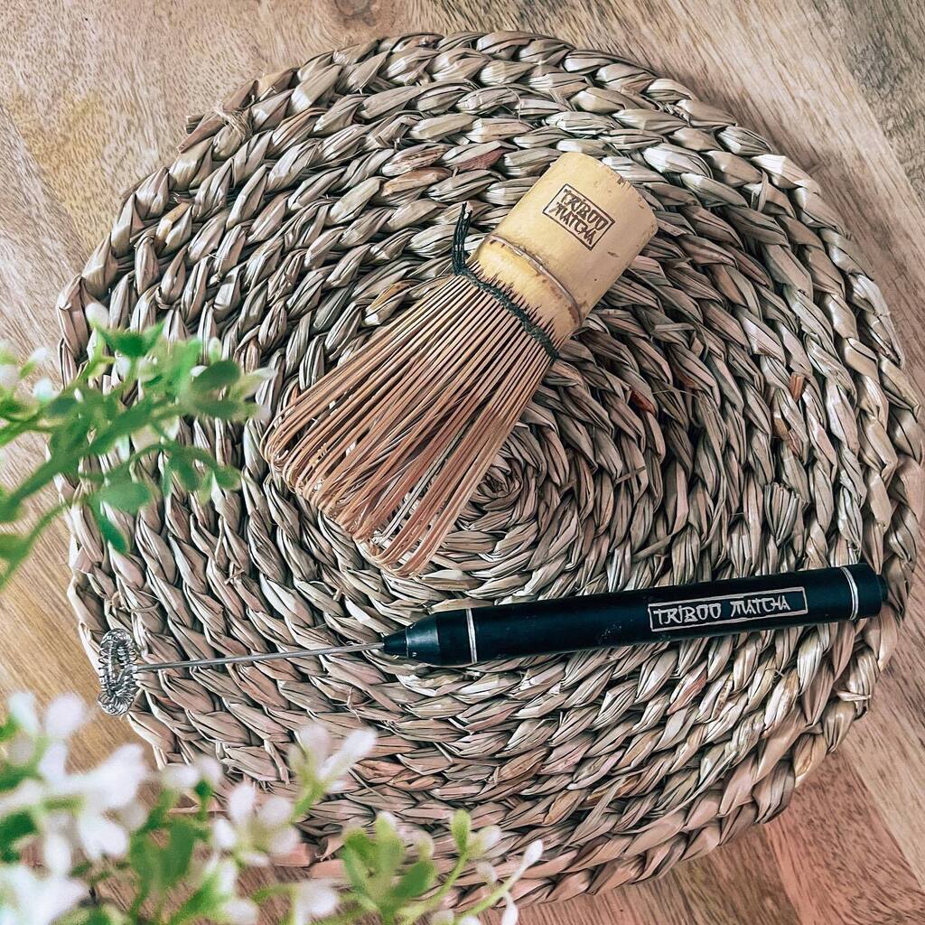 MatchaTriboo's tweet photo. ¿Qué batidor utilizar? 💭

Puedes utilizar cualquiera de los dos para mezclar el té Matcha pero si lo vas a tomar de manera ceremonial 🍵 es recomendable el batidor de bambú . 

Así como, el batidor eléctrico es ideal para una vez hecho mezclarlo con la leche para un Matcha La… https://t.co/KZPqtYo1tn
