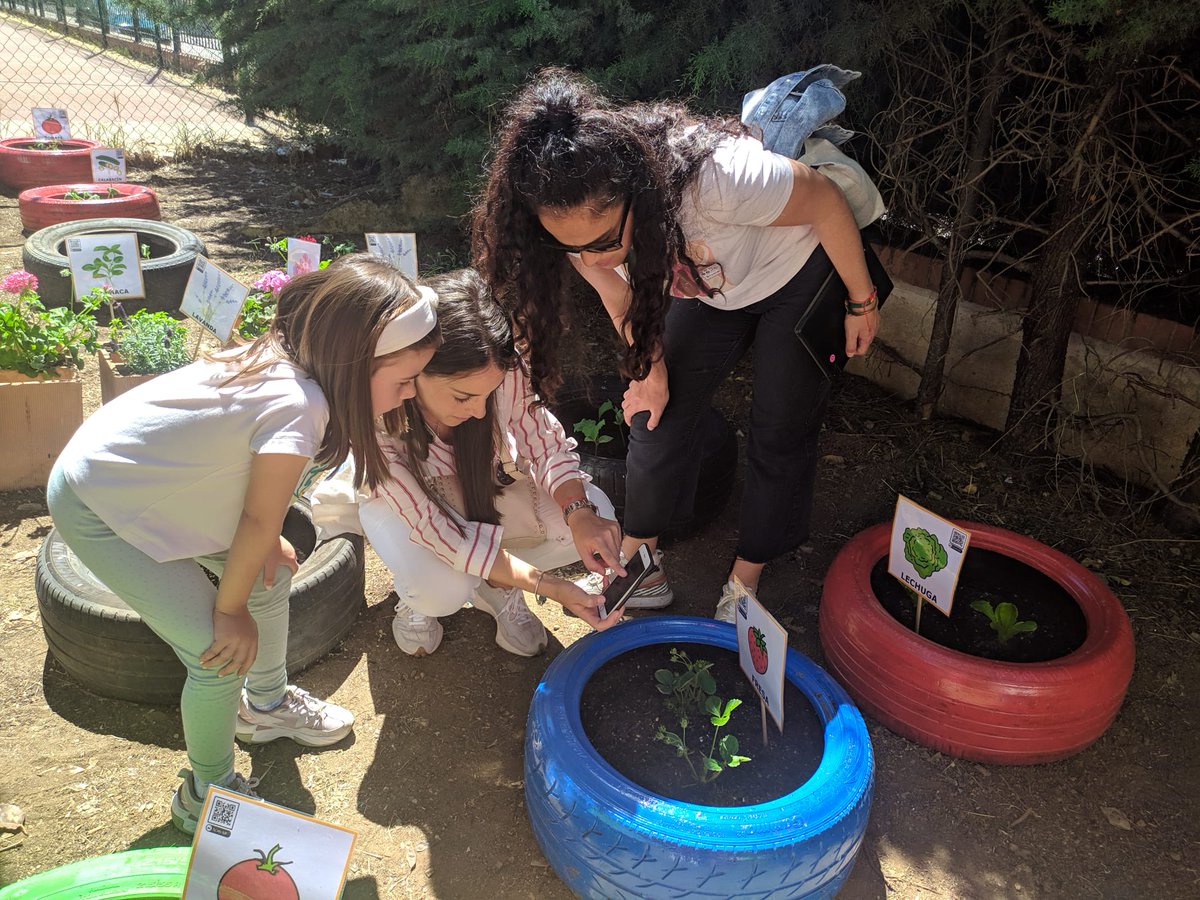 MusicaMarisa's tweet photo. Segunda estancia formativa del Programa MUÉVETE, como observadores, en el ceip Juan XXIII. Jornadas muy productivas en el AdF, biblioteca y huerto escolar.
¡Gracias por tratarnos tan bien!
#muévete23 @CPR_Zafra @cpelllano @VeronicaEngT #AdFex https://t.co/2qFIIQ57jO