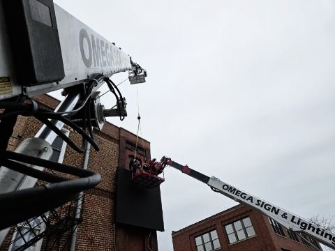 OmegaSignChicag's tweet image. Hiring a professional sign installation company offers a range of benefits. Professionals have the right tools and equipment and ensure the job is done correctly the first time. 🤝 #SignInstallation #Professionals