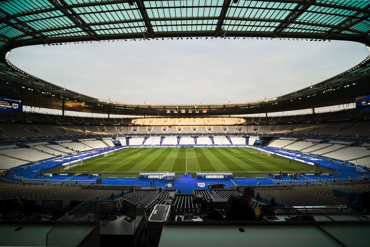 Eric_Anceau's tweet photo. Est-ce que les Français se rendent compte du climat d'hystérie dans lequel nous précipite un homme ? Du jamais vu en 106 ans de Coupe de France. Des grilles installées au Stade de France pour parquer les supporteurs et éviter qu'ils ne viennent manifester leur hostilité à Emmanuel Macron !