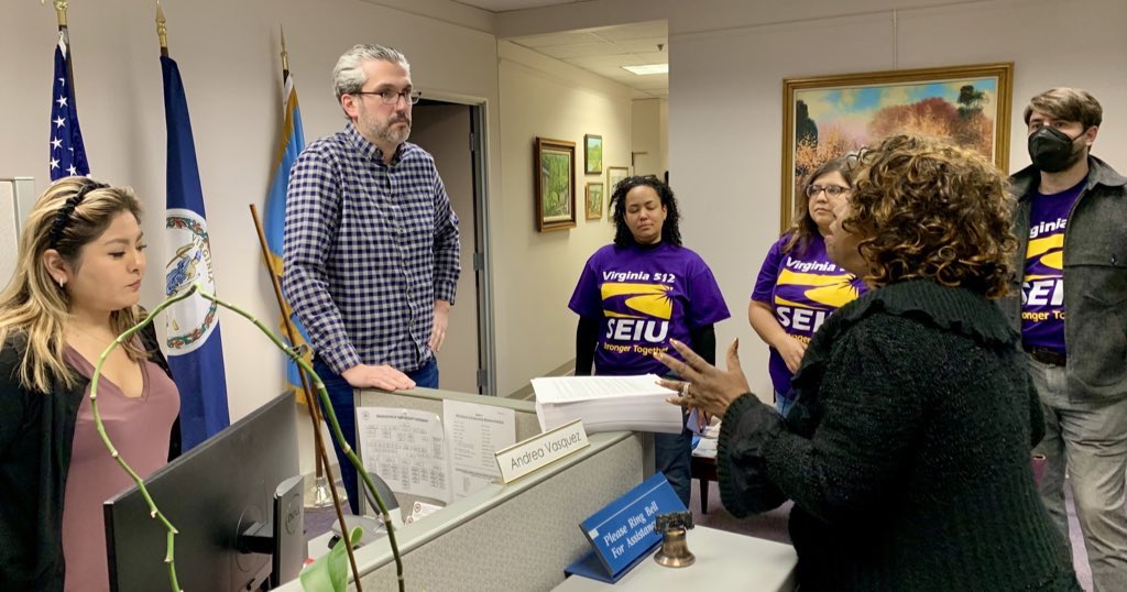 SEIUVA512's tweet photo. Fairfax County @SEIU members are delivering over 600 signed letters to the Board of Supervisors calling for fully-funded raises and pay equity for all! #UnionsForAll #QualityPublicServices https://t.co/dbQH1wThIn