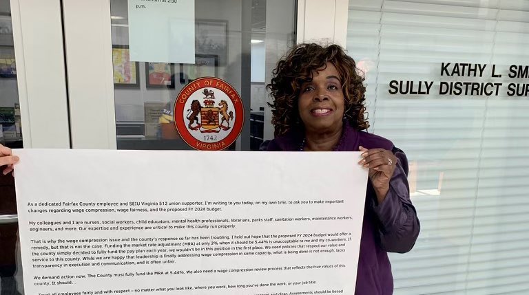 SEIUVA512's tweet photo. Fairfax County @SEIU members are delivering over 600 signed letters to the Board of Supervisors calling for fully-funded raises and pay equity for all! #UnionsForAll #QualityPublicServices https://t.co/dbQH1wThIn