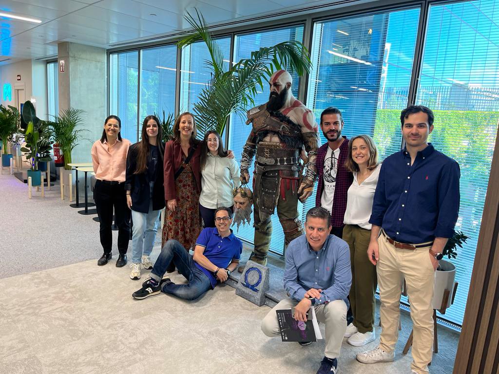 Alcandora's tweet photo. Hoy hemos visitado las instalaciones de @PlayStationES ¡Qué passsaaada! Muchísimas gracias Jugadores 🙏 #AlcanTeam https://t.co/QvYkTsjdPd