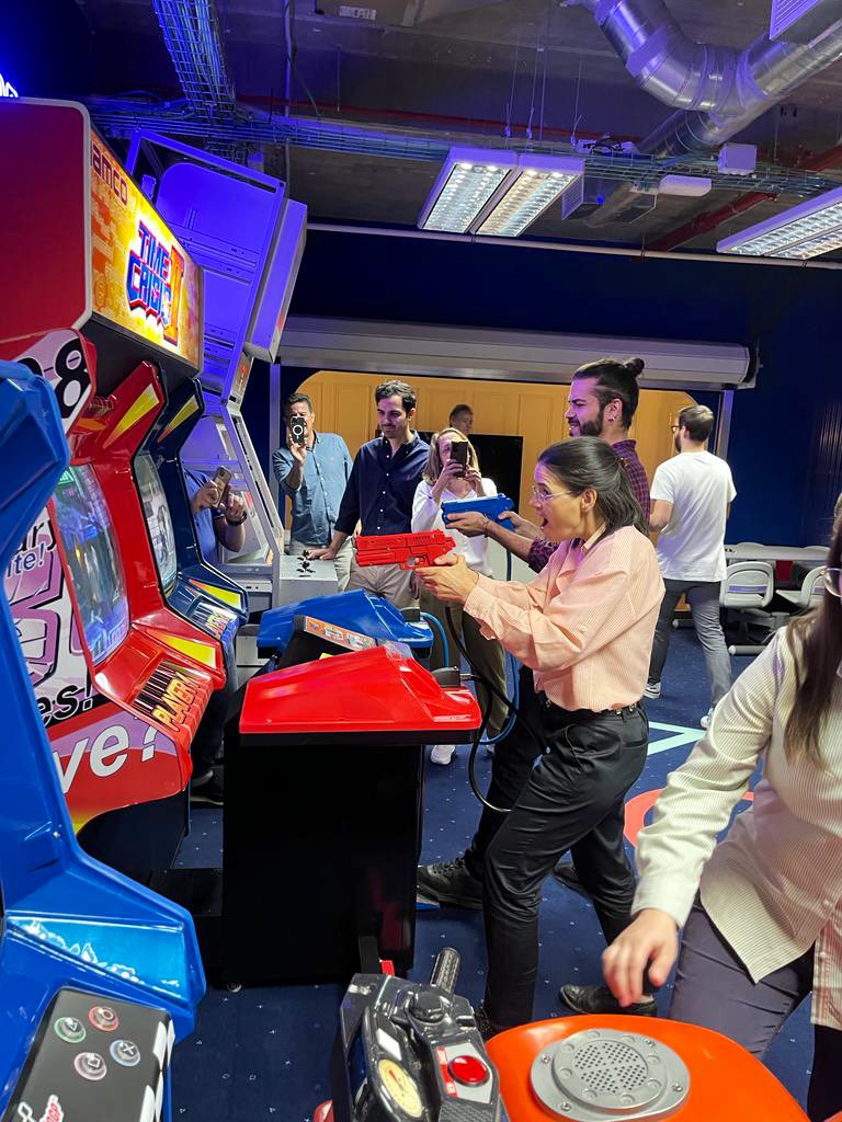 Alcandora's tweet photo. Hoy hemos visitado las instalaciones de @PlayStationES ¡Qué passsaaada! Muchísimas gracias Jugadores 🙏 #AlcanTeam https://t.co/QvYkTsjdPd