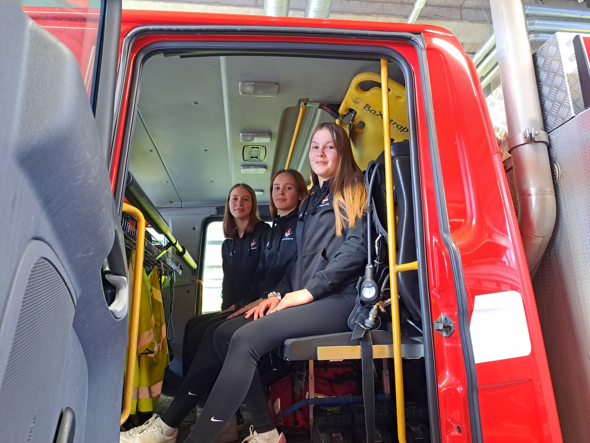 NouHätä!-kisan finaali kamppaillaan huomenna 27.4. Kuopiossa. Joukkueita alkoi tänään kertyä <a href="/Pelastusopisto/">Pelastusopisto</a>’lle. <a href="/IUPELA/">Itä-Uudenmaan pelastuslaitos</a>’n joukkue tutustui opistolla paloautoon. Tsemppiä kisaan kaikille joukkueille! #nouhätä #yläkoulu #rehtori #paloturvallisuus #turvallisuus