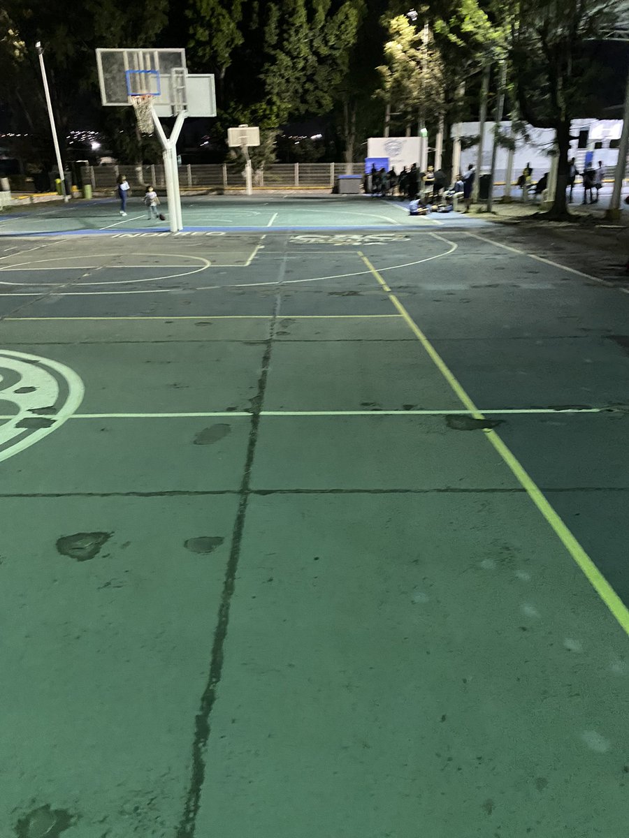 OscRodr1's tweet photo. @noticiasdeqro Y que opinan de las canchas de básquetbol
Ponen gente a dar mantenimiento a las deportivas sin tener conocimiento alguno del deporte. Todo deporte tiene canchas con medidas oficiales, lo mínimo que deben de hacer es informarse de estas y apegarse a ellas por el bien del deporte https://t.co/BDOtM1d9h0