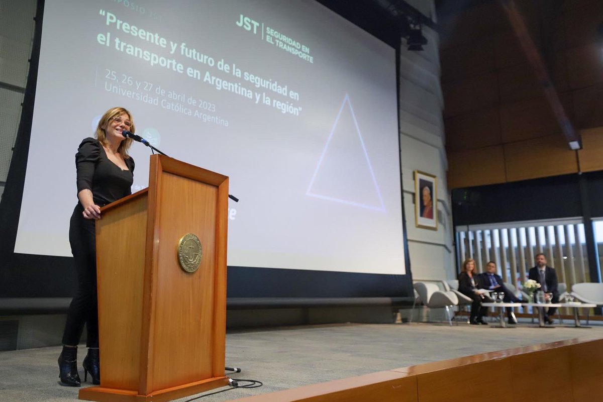 canabateflor's tweet photo. Esta mañana fui una de las expositoras en la apertura de la segunda jornada del simposio de la @JSTsucesos “Presente y futuro de la seguridad en el transporte en Argentina y en la región”. 

#SimposioJST 🧵👇 https://t.co/tRmJlwKj7G