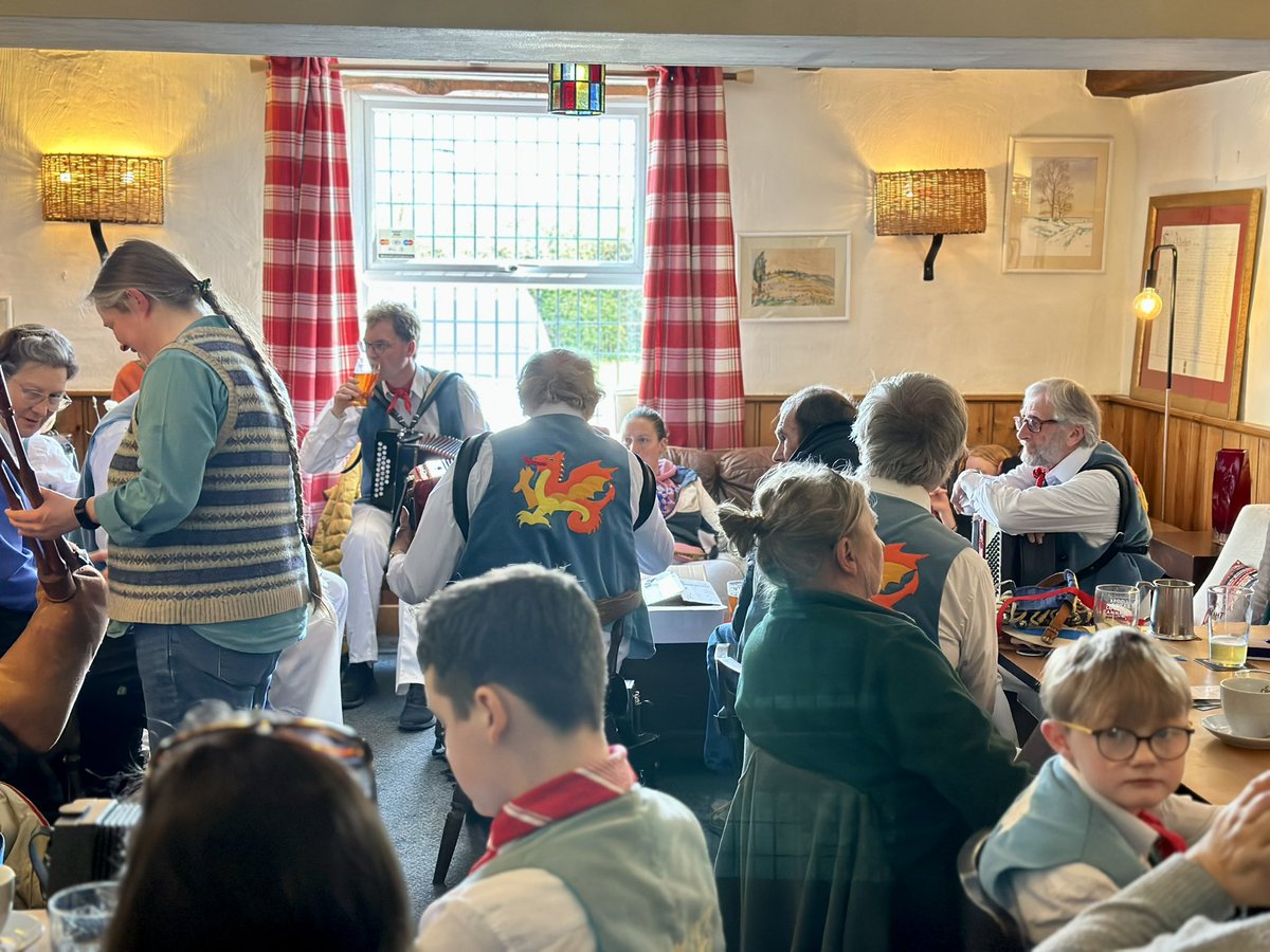 👑🏴󠁧󠁢󠁥󠁮󠁧󠁿Icknield Way Morris Men🏴󠁧󠁢󠁥󠁮󠁧󠁿👑
A very special St George’s Day on Sunday
#oxford #countrypub #swindon #faringdon #oxfordshire #longcot #pub #watchfield #icknieldway #tradition #woolstone #morrismen #morrisdancing #pubsofoxfordshire #pubsofengland #morrismen