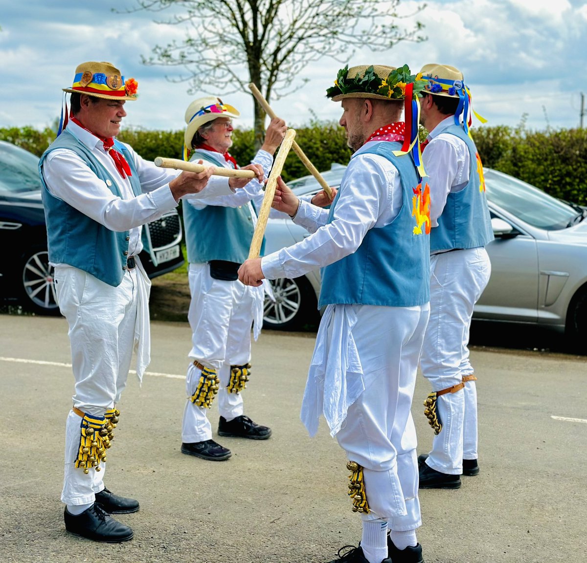 LongcotKandQ's tweet photo. 👑🏴Icknield Way Morris Men🏴👑
A very special St George’s Day on Sunday
#oxford #countrypub #swindon #faringdon #oxfordshire #longcot #pub #watchfield #icknieldway #tradition #woolstone #morrismen #morrisdancing #pubsofoxfordshire #pubsofengland #morrismen https://t.co/bIY7SD2WQQ