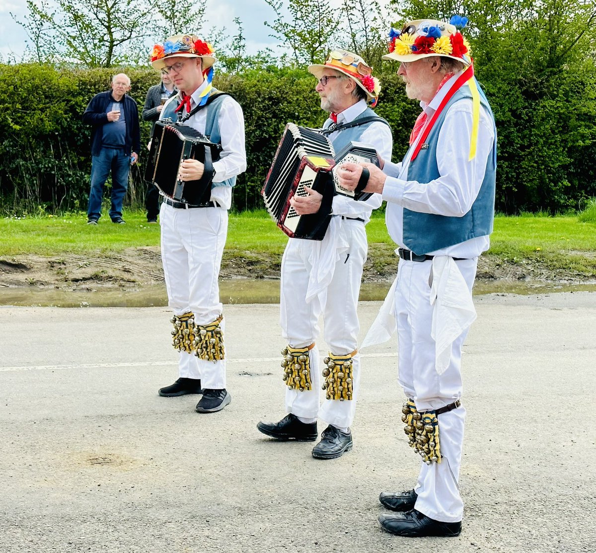LongcotKandQ's tweet photo. 👑🏴Icknield Way Morris Men🏴👑
A very special St George’s Day on Sunday
#oxford #countrypub #swindon #faringdon #oxfordshire #longcot #pub #watchfield #icknieldway #tradition #woolstone #morrismen #morrisdancing #pubsofoxfordshire #pubsofengland #morrismen https://t.co/bIY7SD2WQQ