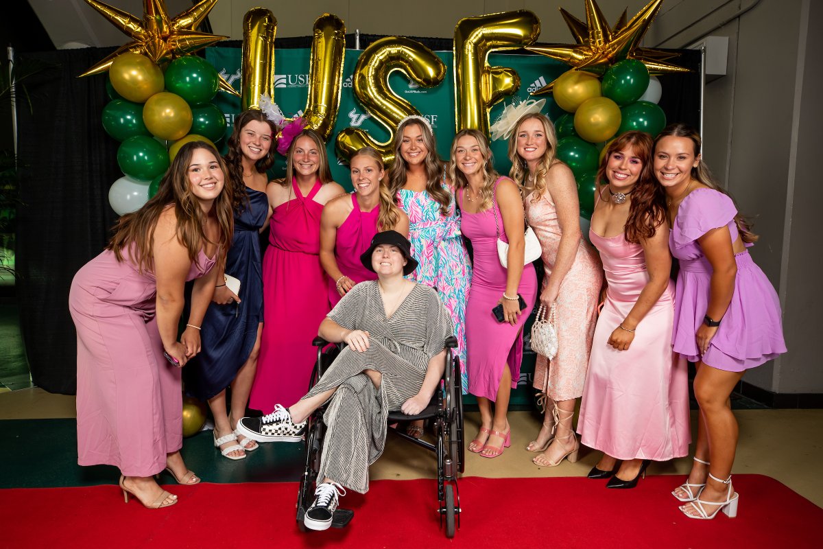 USFSoftball's tweet photo. As Paris Hilton said "That's Hot!"

#HornsUp 🤘| #BucStrong | #StampedeOfChampions https://t.co/HCXvhNDKfK